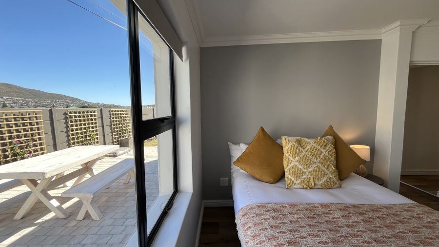 5 Bedroom Property for Sale in Clovelly Western Cape